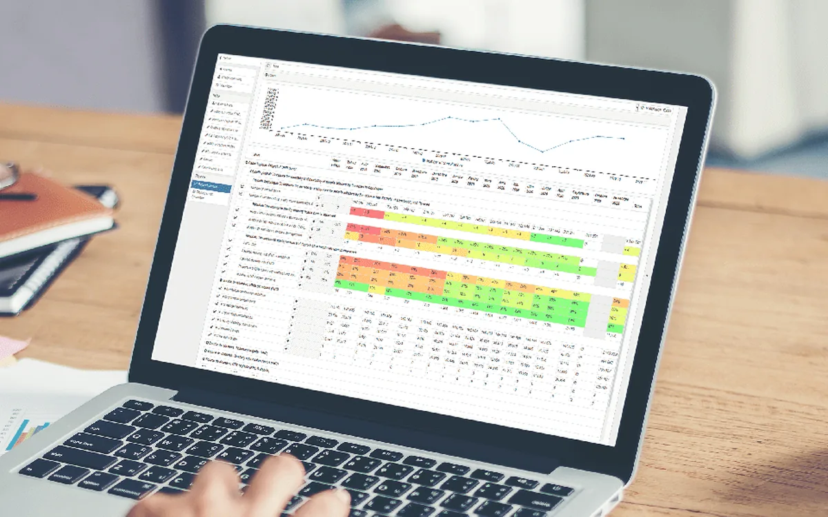 Monitool sur un portable : le tableau de suivi des indicateurs d'un projet, cellules colorées selon les cibles