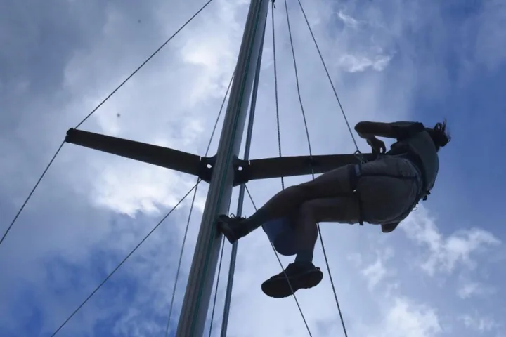 Romain en haut du mât, pendant le chantier