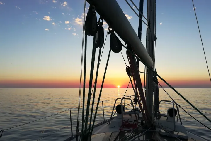 Coucher de soleil sur la Méditerranée, vu de la proue du voilier